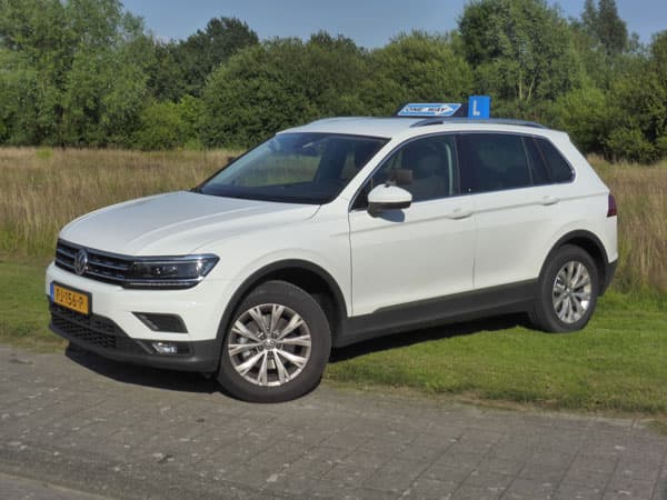 Witte Volkswagen Tiguan lesauto van Rijschool One Way met One Way-dakbord